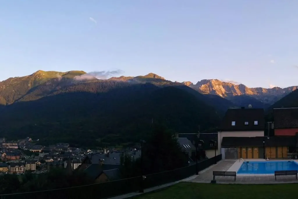 別荘 Adosado De Tres Plantas En El Valle De Aran Gausach
